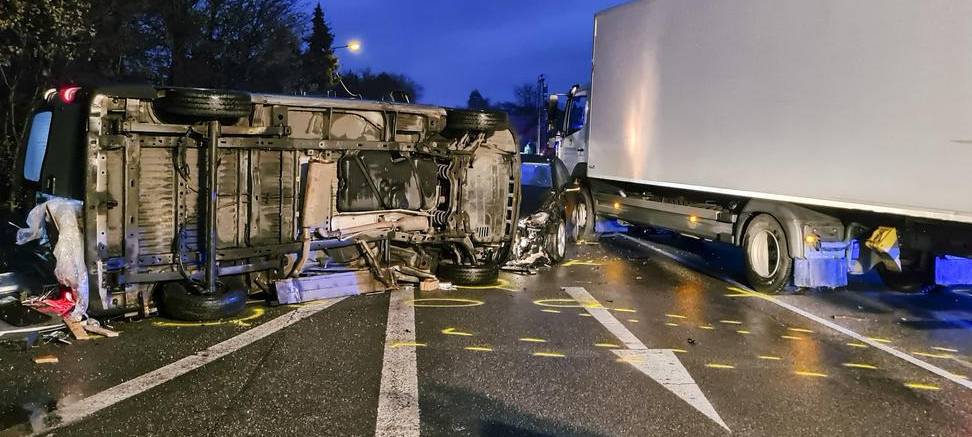 Vier Schwerverletzte nach Unfall an Weseler Kreuzung
