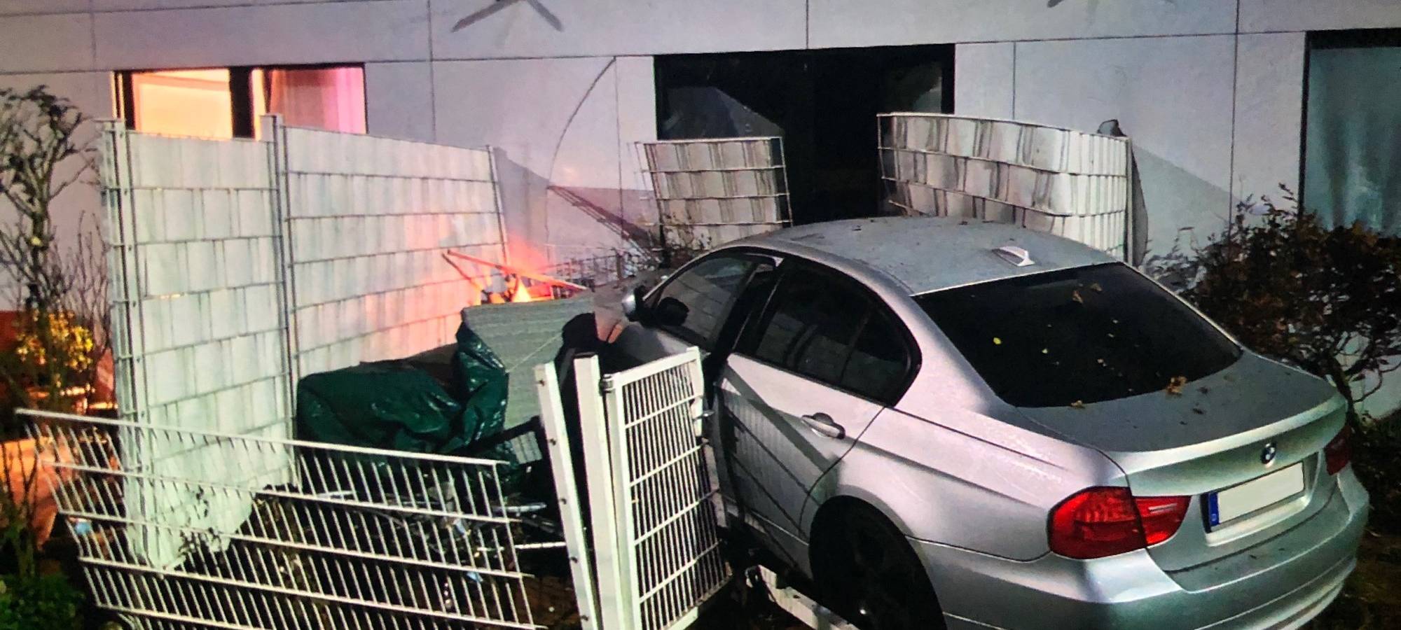 Rheinbergerin (20) landet mit Auto in Kamp-Lintforter Garten