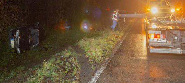 Auto kommt in Kamp-Lintfort von Autobahnauffahrt ab