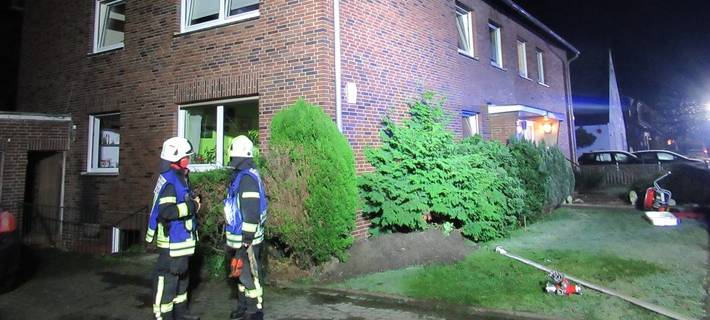 Feuerwehr löscht Kellerbrand in Dinslaken-Averbruch
