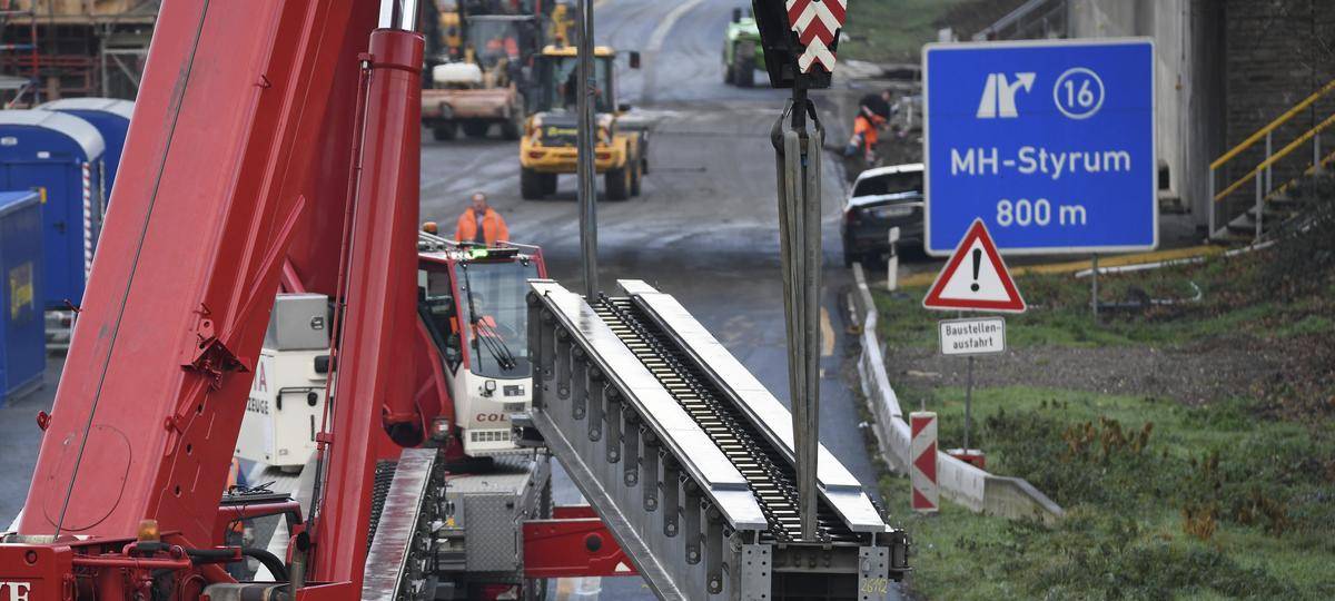 Nach LKW-Brand auf der A40: Züge zwischen Duisburg und Essen sollen wieder rollen