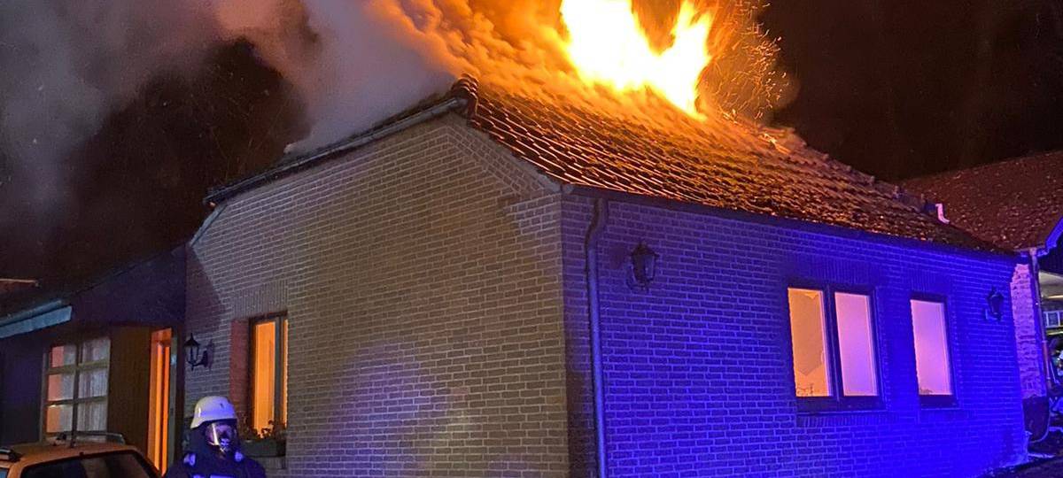 Dachstuhl in Xanten brennt aus - 100.000 Euro Schaden