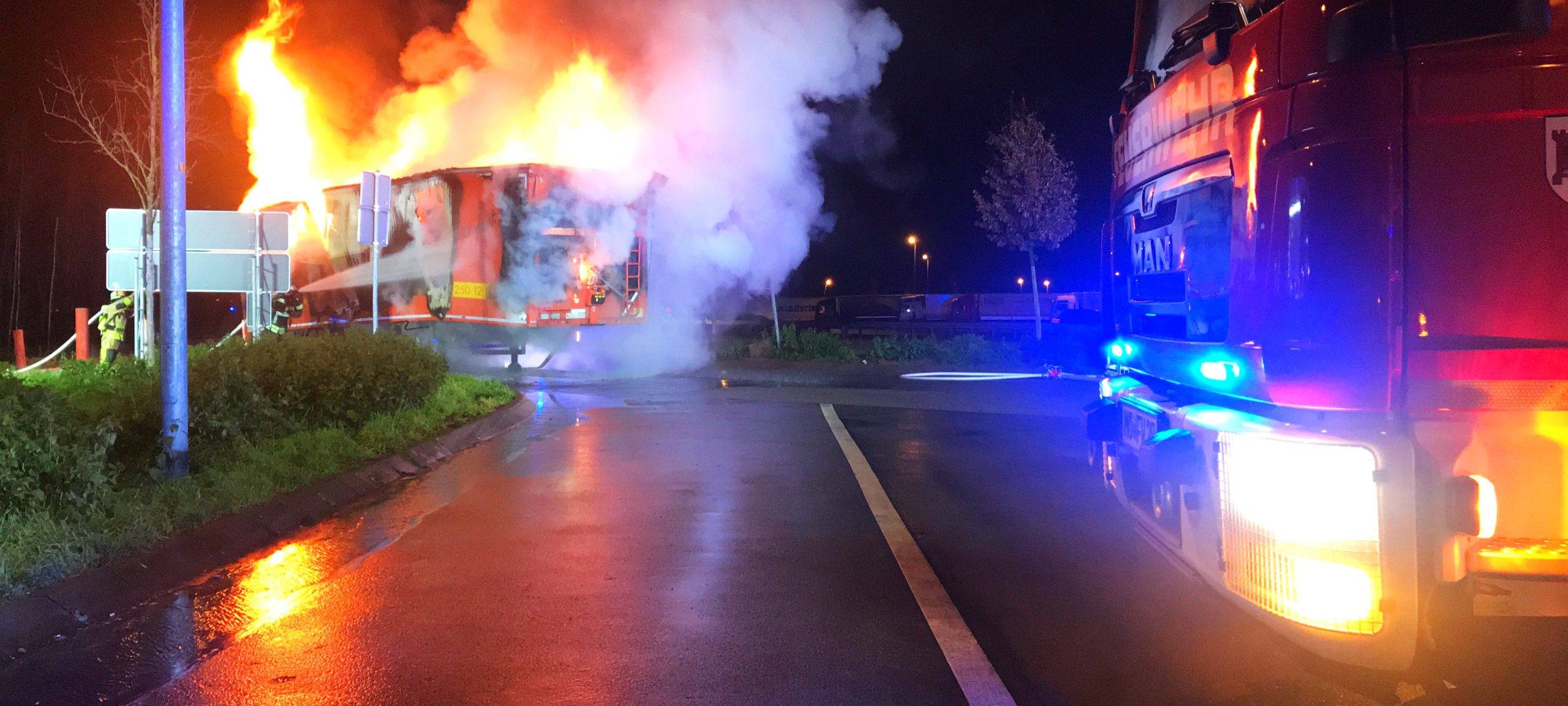 Aufwändiger Einsatz: LKW brennt am Autobahnkreuz Moers