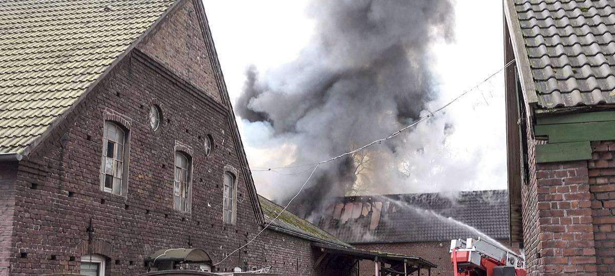 Scheune in Hamminkeln-Mehrhoog geht in Flammen auf