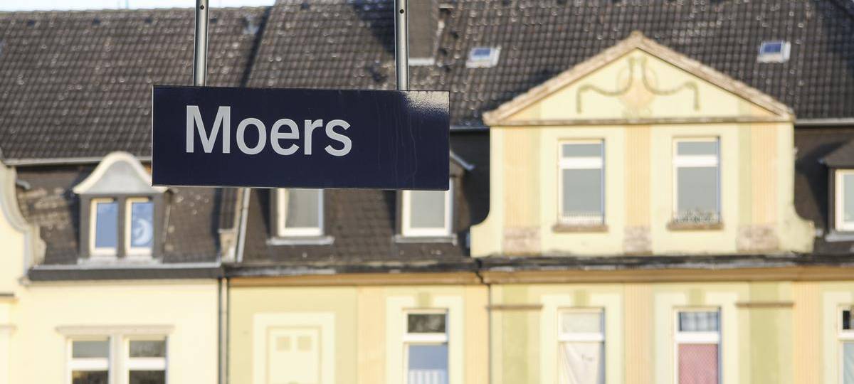 Männer am Moerser Bahnhof mit Glasfalschen angegriffen - 26-Jähriger verurteilt