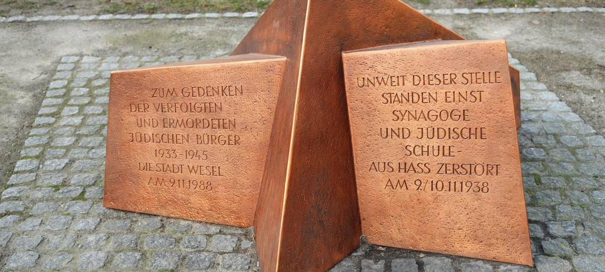 Holocaust-Gedenktag: Moers projiziert Namen jüdischer Opfer an Schlossfassade