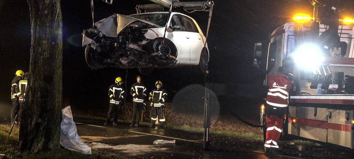 Hamminkelner (19) kommt in Wesel-Bislich von der Straße ab - zwei Schwerverletzte