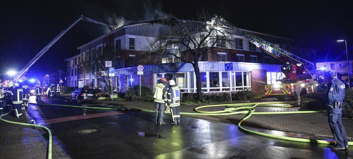 79 Senioren müssen nach Dachstuhlbrand in Friedrichsfeld umziehen