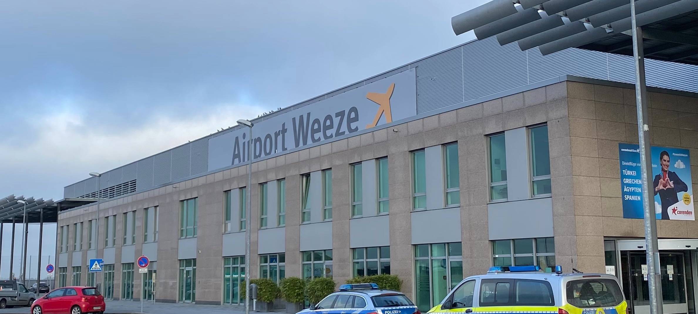 Autofahrer fährt durch Sicherheitszaun am Flughafen Weeze