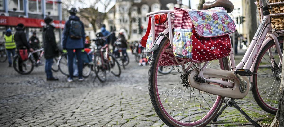 Querdenker-Konvoi und Gegenprotest mit Fahrrädern in Moers verliefen laut Polizei friedlich