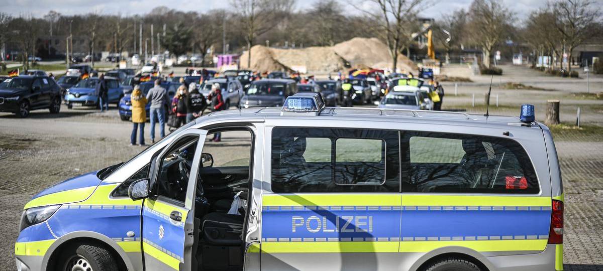 Querdenker-Konvoi und Gegenprotest mit Fahrrädern in Moers verliefen laut Polizei friedlich