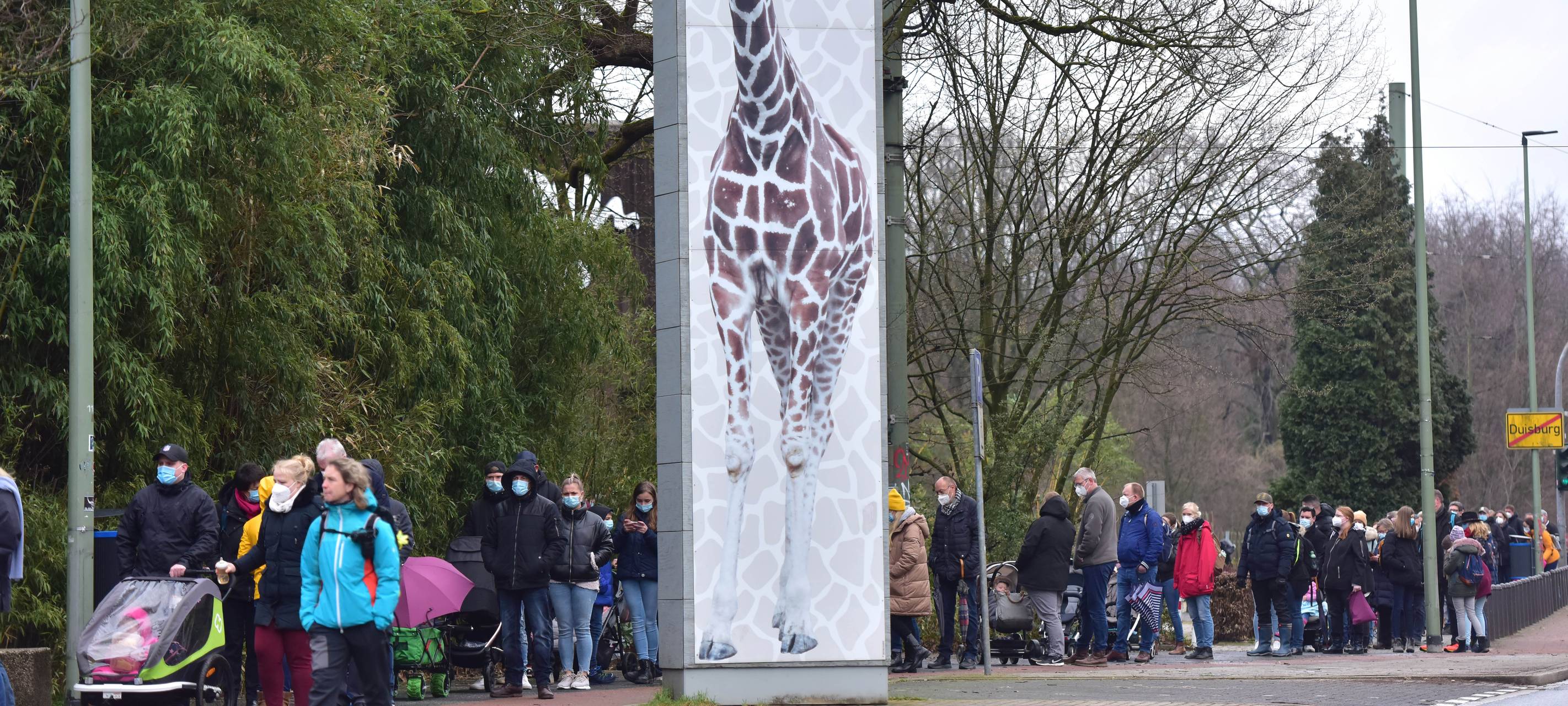Zoo-Besucher warten in Duisburg sehnsüchtig darauf, reingelassen zu werden