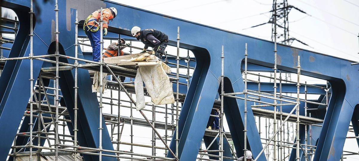 Betuweausbau in Oberhausen: Neue Brücke wird über den Kanal geschoben
