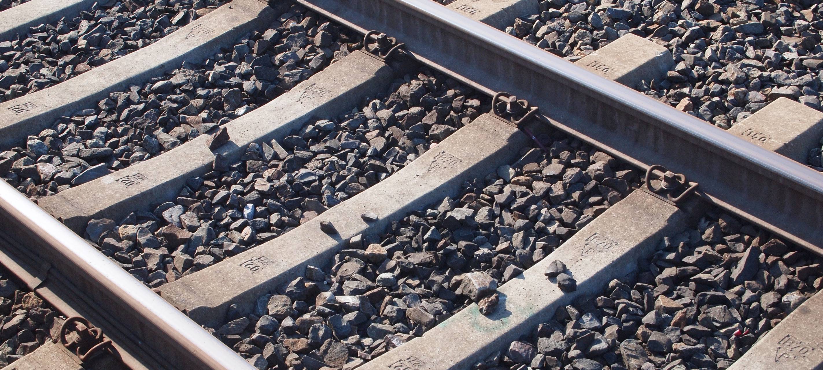 75-jähriger Mann liegt in Dinslaken neben den Gleisen