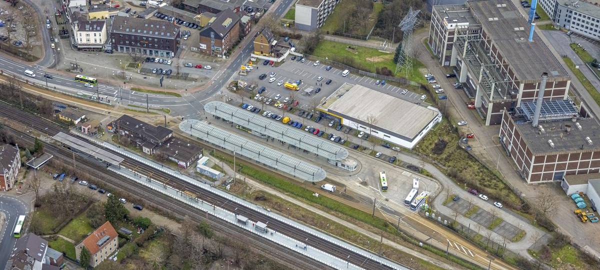 Kriminalpolizei ermittelt: Ziegelsteine und Beton auf Gleisen bei Sterkrade entdeckt