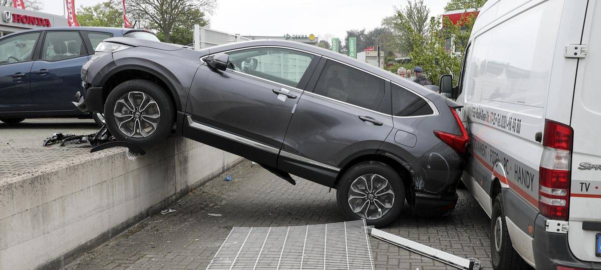 Senior demoliert vier Autos an Weseler Werkstatt - Frau schwer verletzt