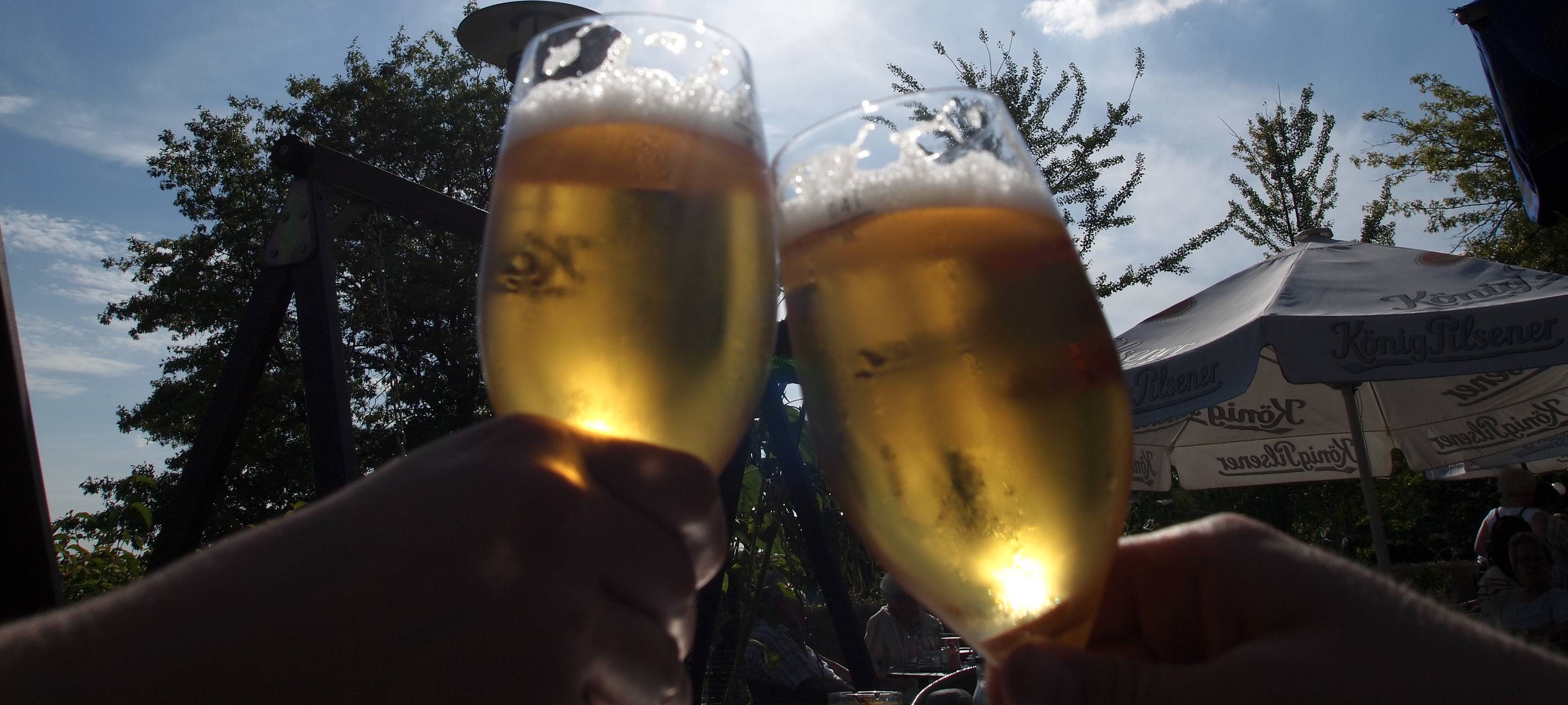 Biergarten mit Kultur an der Weseler Niederrheinhalle