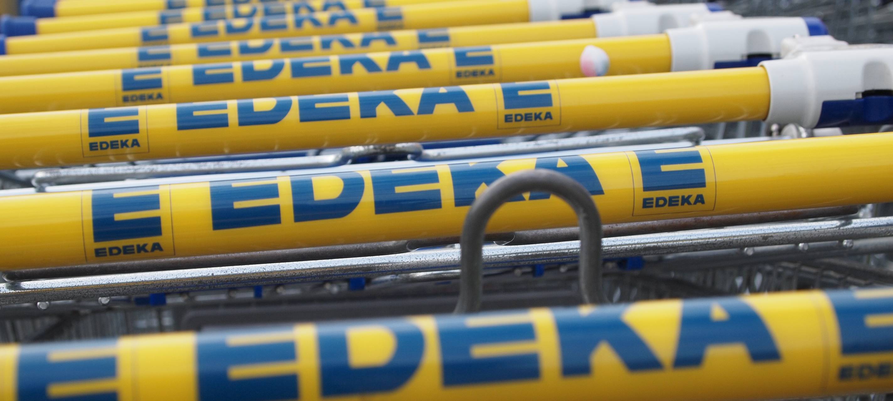 Streikende demonstrieren heute vor Edeka-Zentrale in Moers