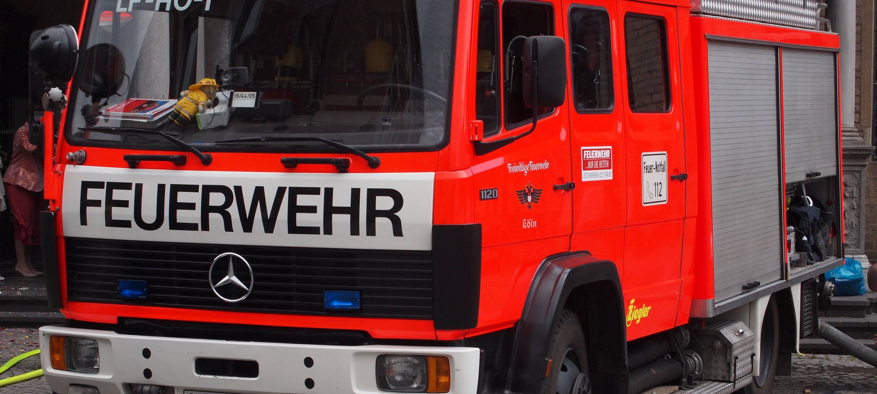 Feuerwehr löscht Brand im Benteler-Werk in Dinslaken
