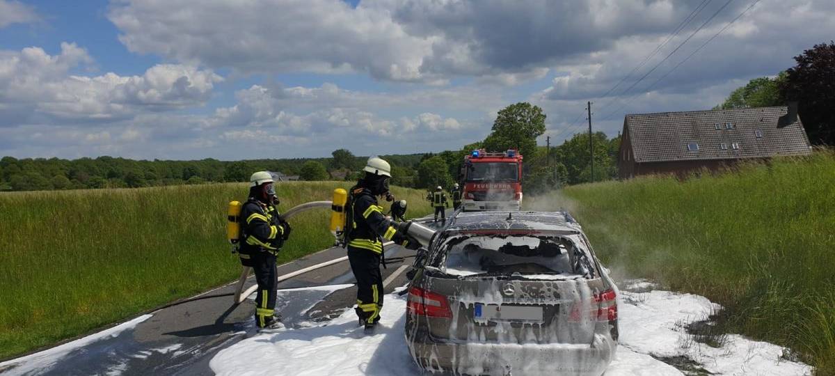 Auto fängt während der Fahrt Feuer in Sonsbeck