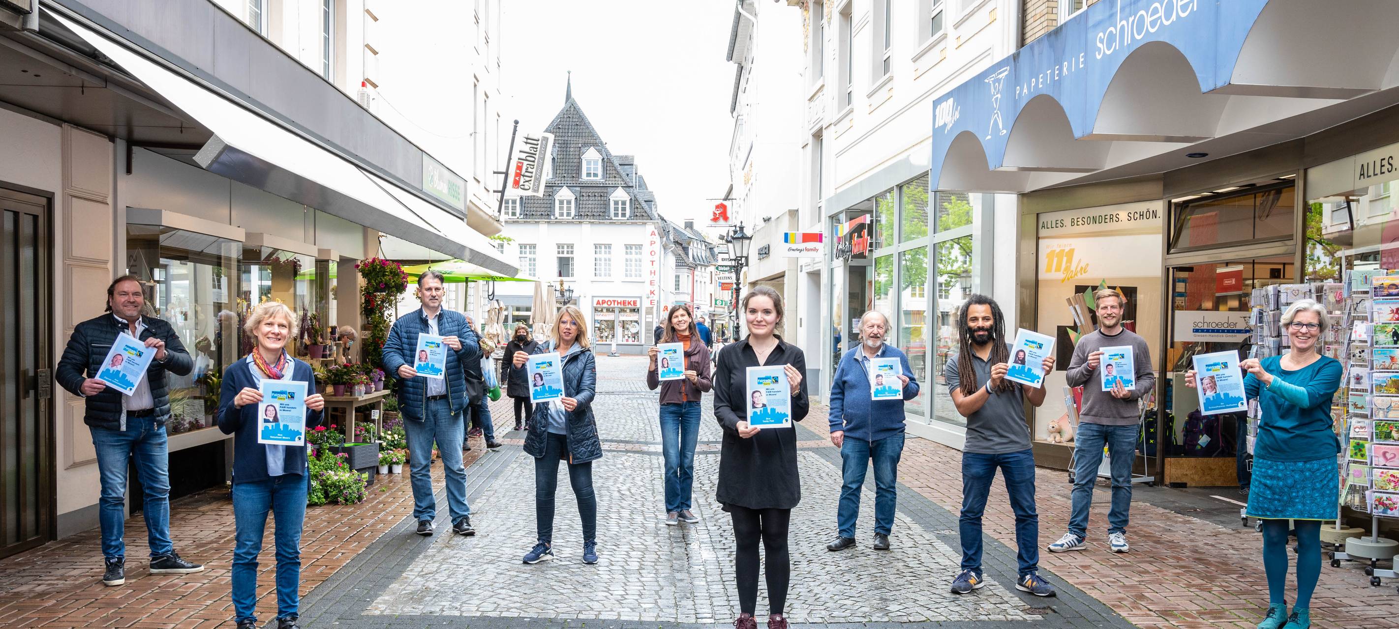 In Moerser Schaufenstern hängen jetzt Fairtrade-Plakate