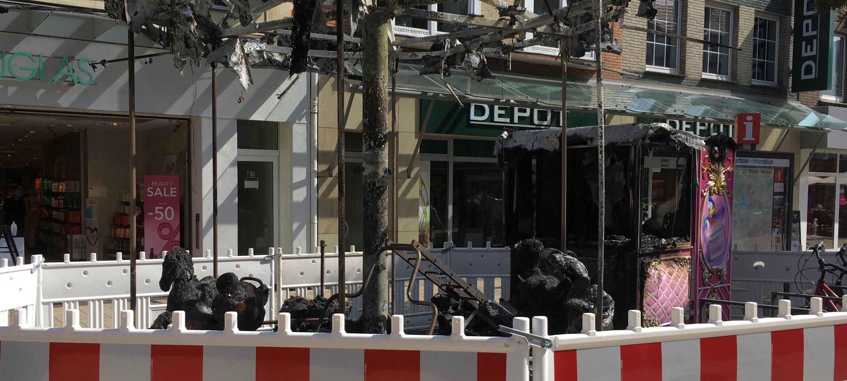 Kinderkarussell in der Weseler Fußgängerzone ausgebrannt