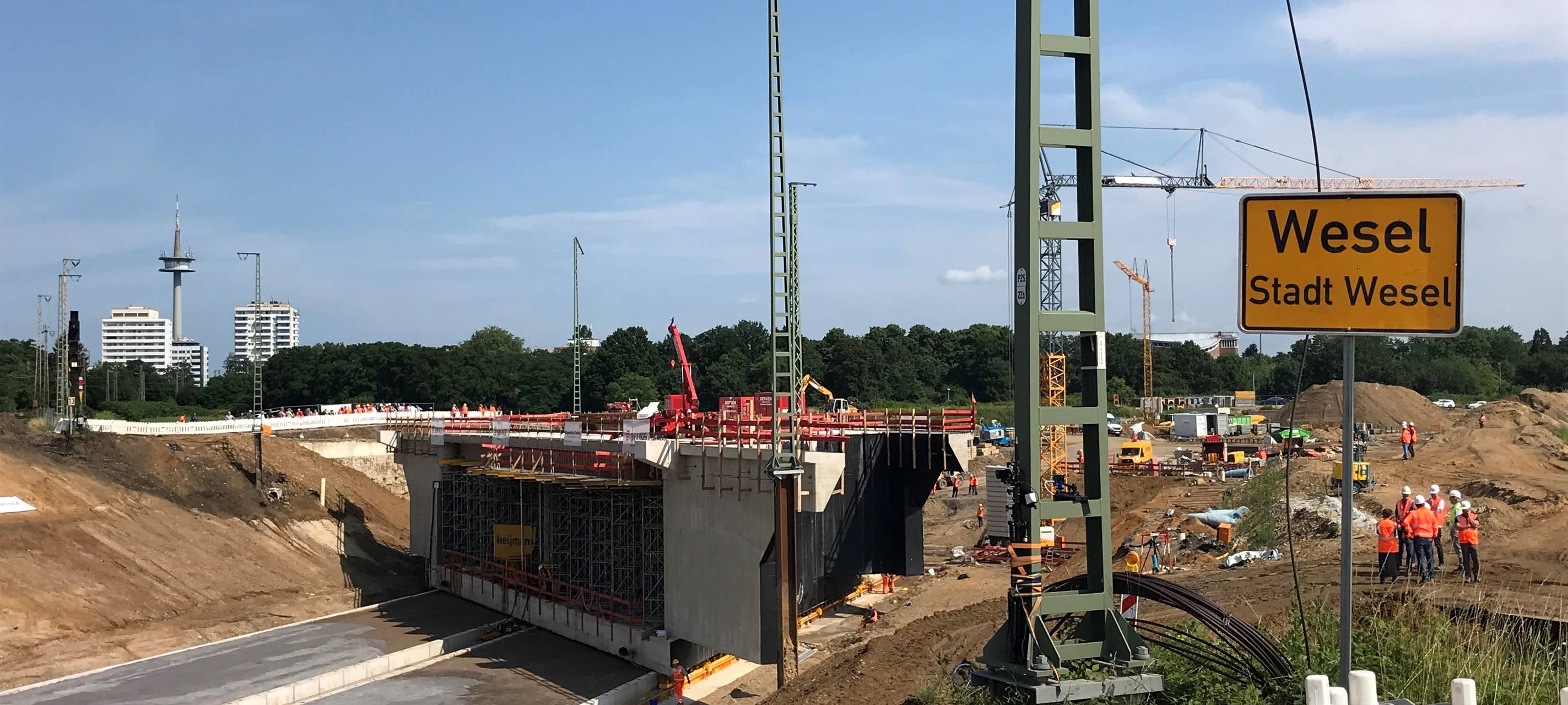 An der Weseler Südumgehung wird eine Brücke eingeschoben