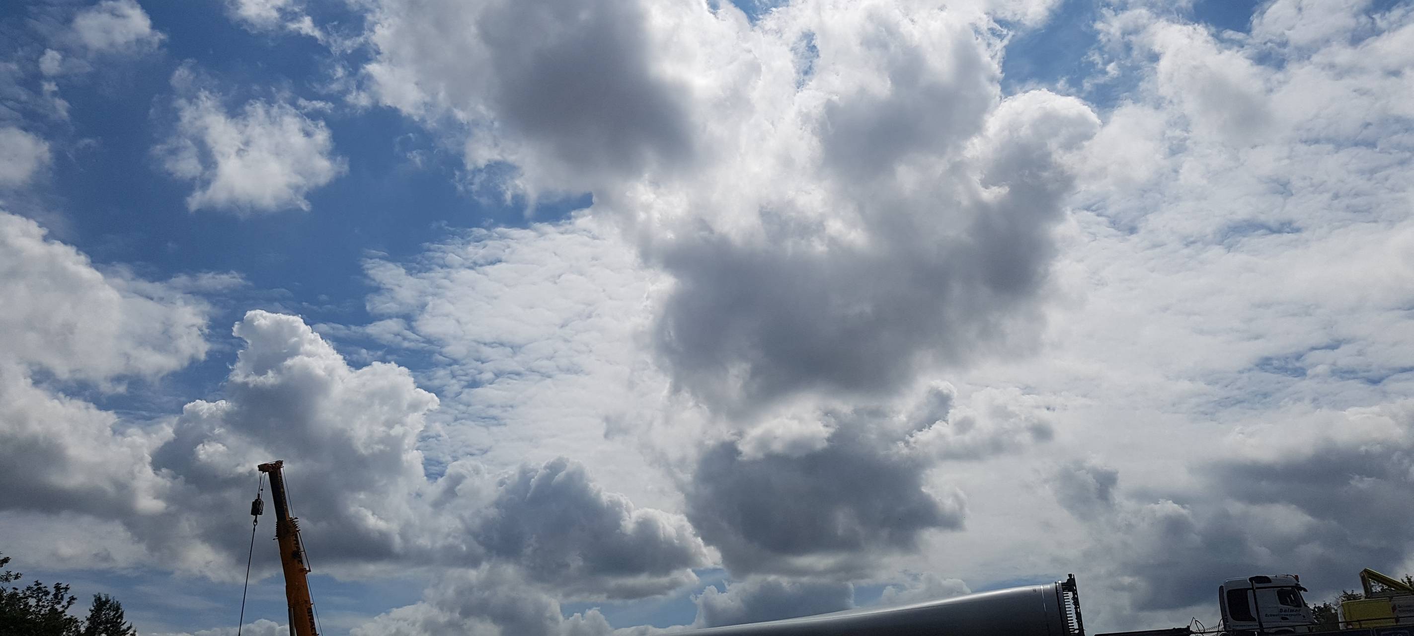 LKW blockiert AK Moers - stundenlange Bergungsarbeiten