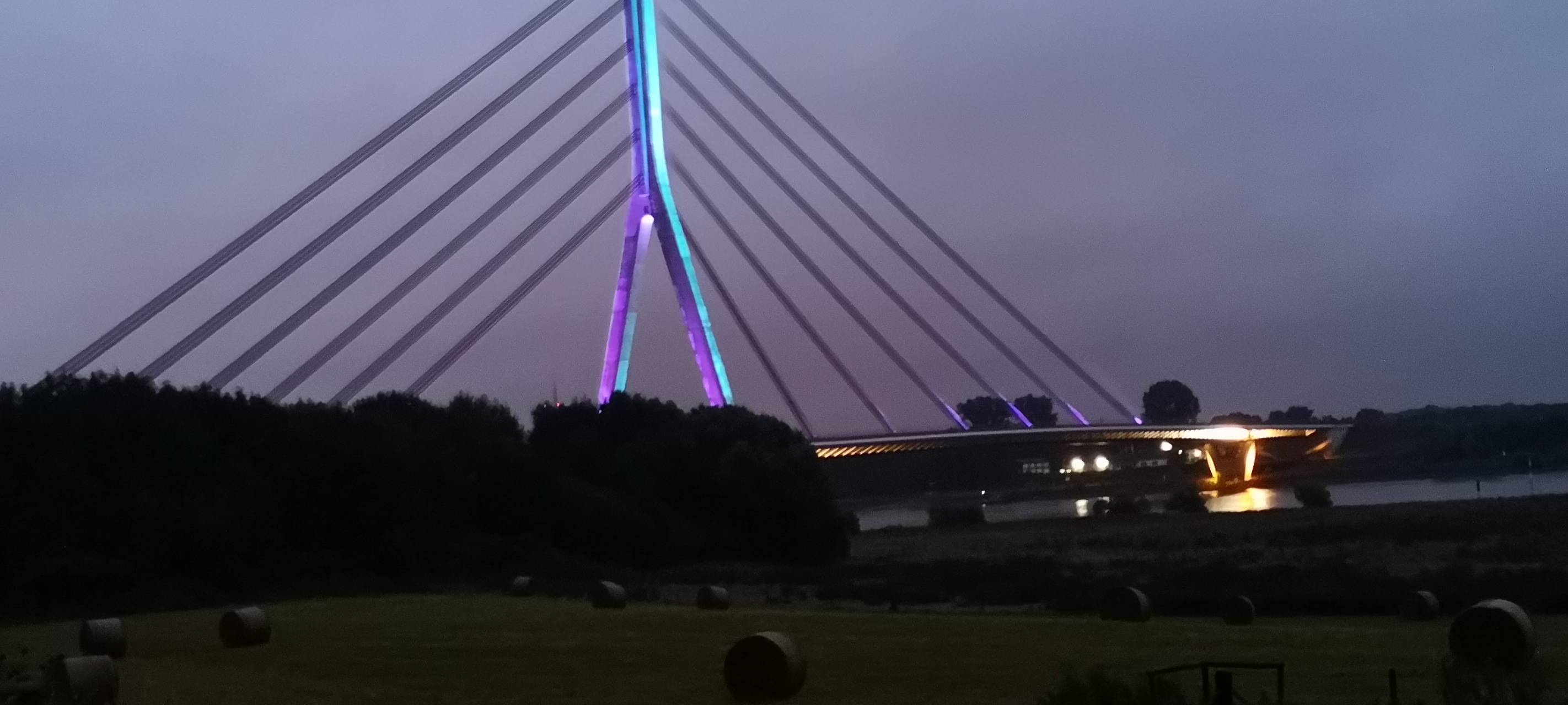Niederrheinbrücke in Wesel leuchtet mit neuen Strahlern