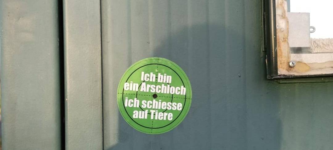 Sticker und Graffiti gegen Jägerschaft in Neukirchen-Vluyn
