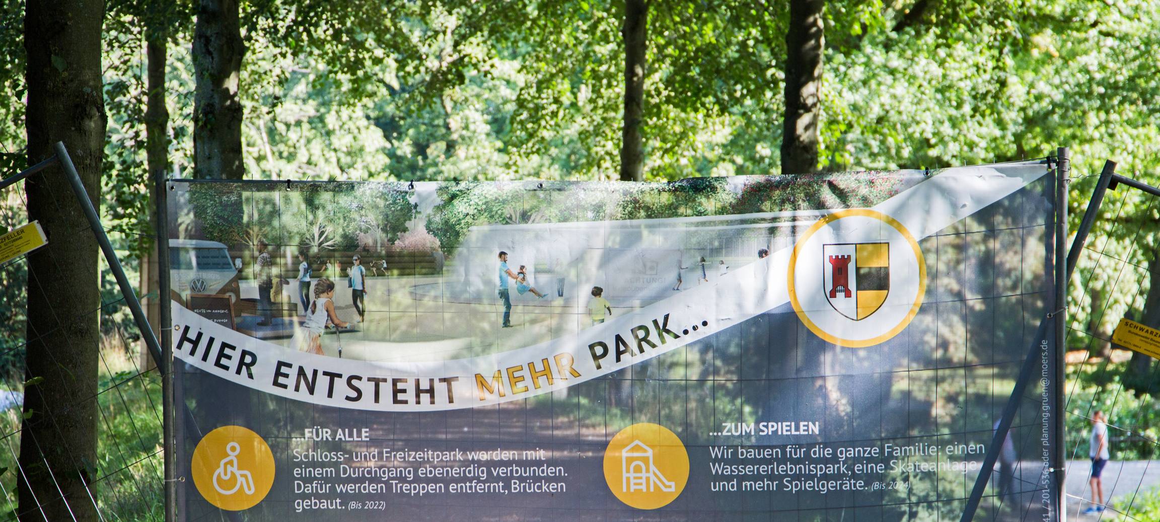 Banner weisen auf Umbau des Moerser Freizeitparks hin