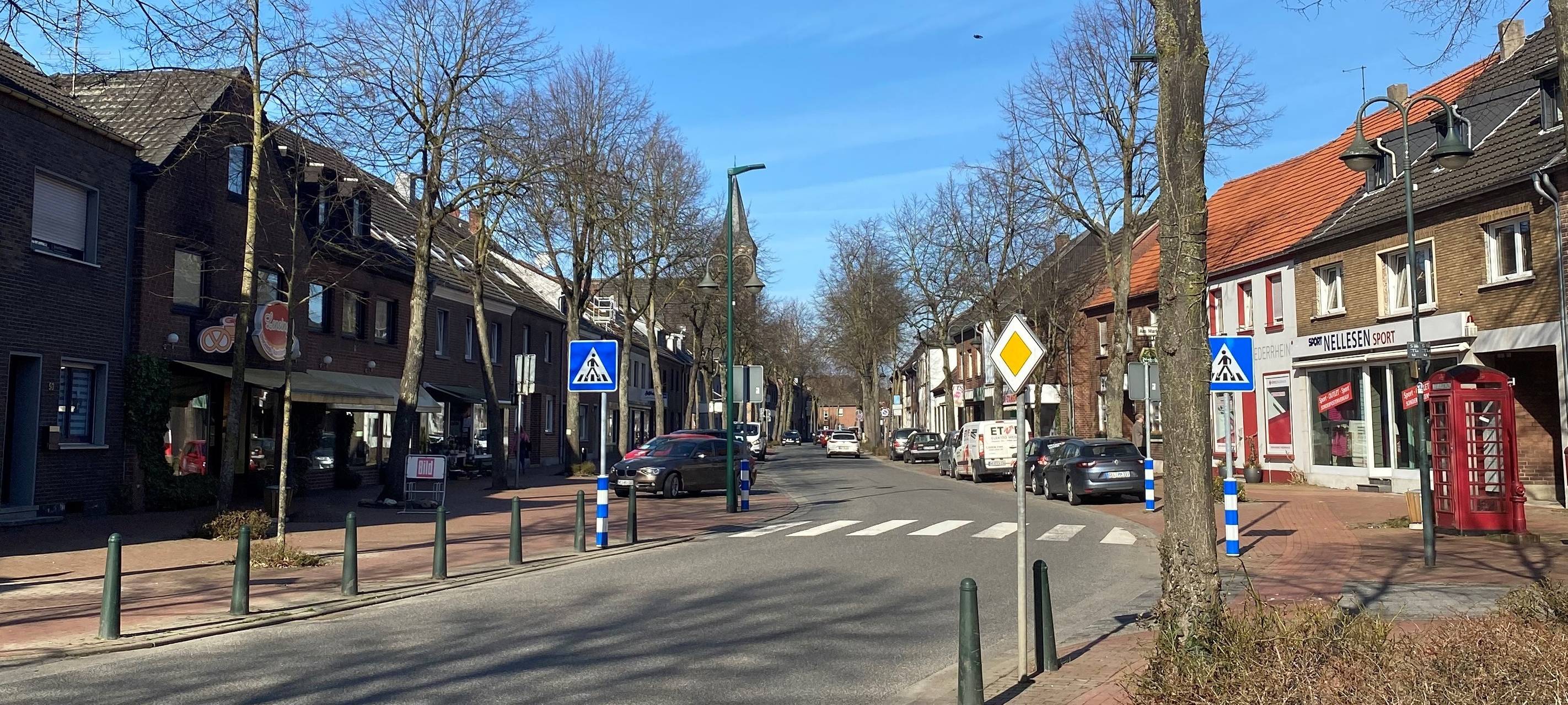 Sonsbeck: Kunsthandwerker und Oldtimer beim Brunnenmarkt