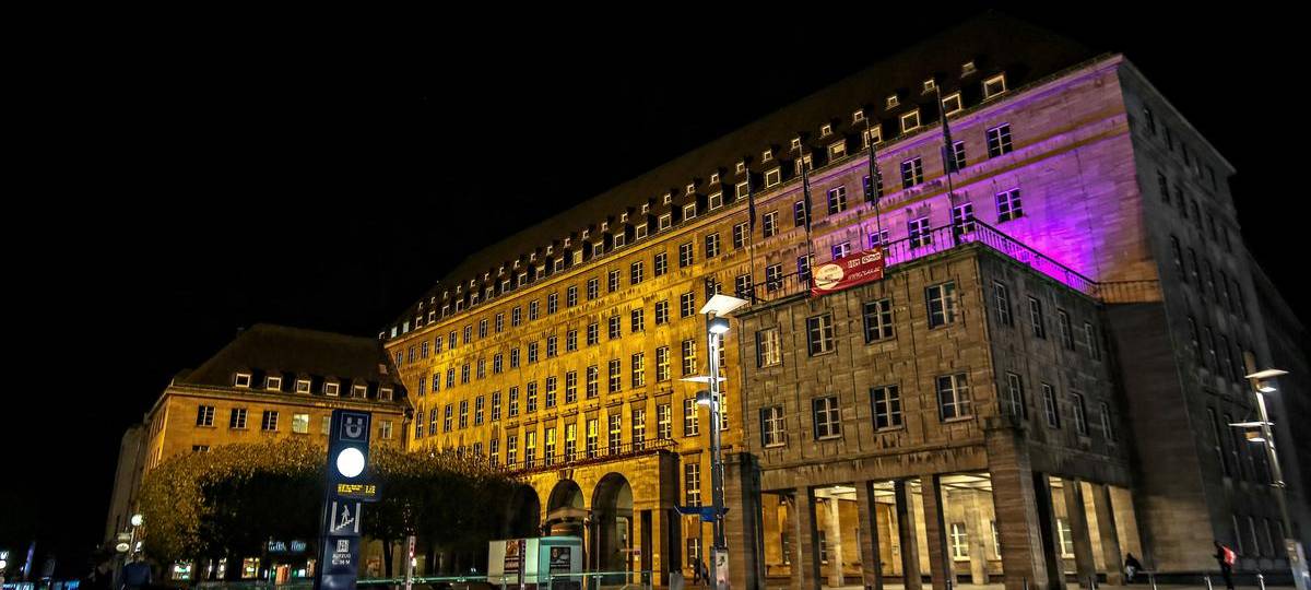 Zum Weltmädchentag heute werden Gebäude pink angestrahlt