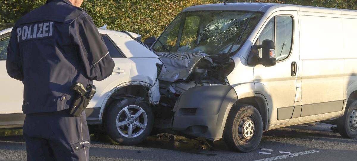 Schwerer Auffahrunfall - vier Verletzte auf B70 in Wesel