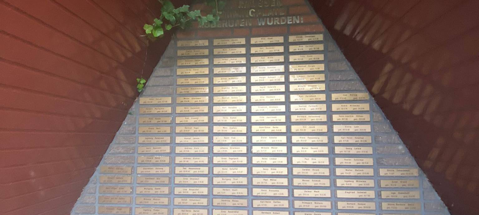 Allerheiligen auf der Grav-Insel. Gedenktafeln für Camper