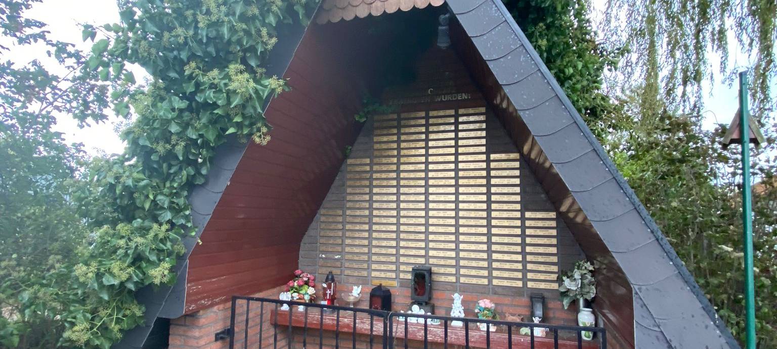 Allerheiligen auf der Grav-Insel. Gedenktafeln für Camper