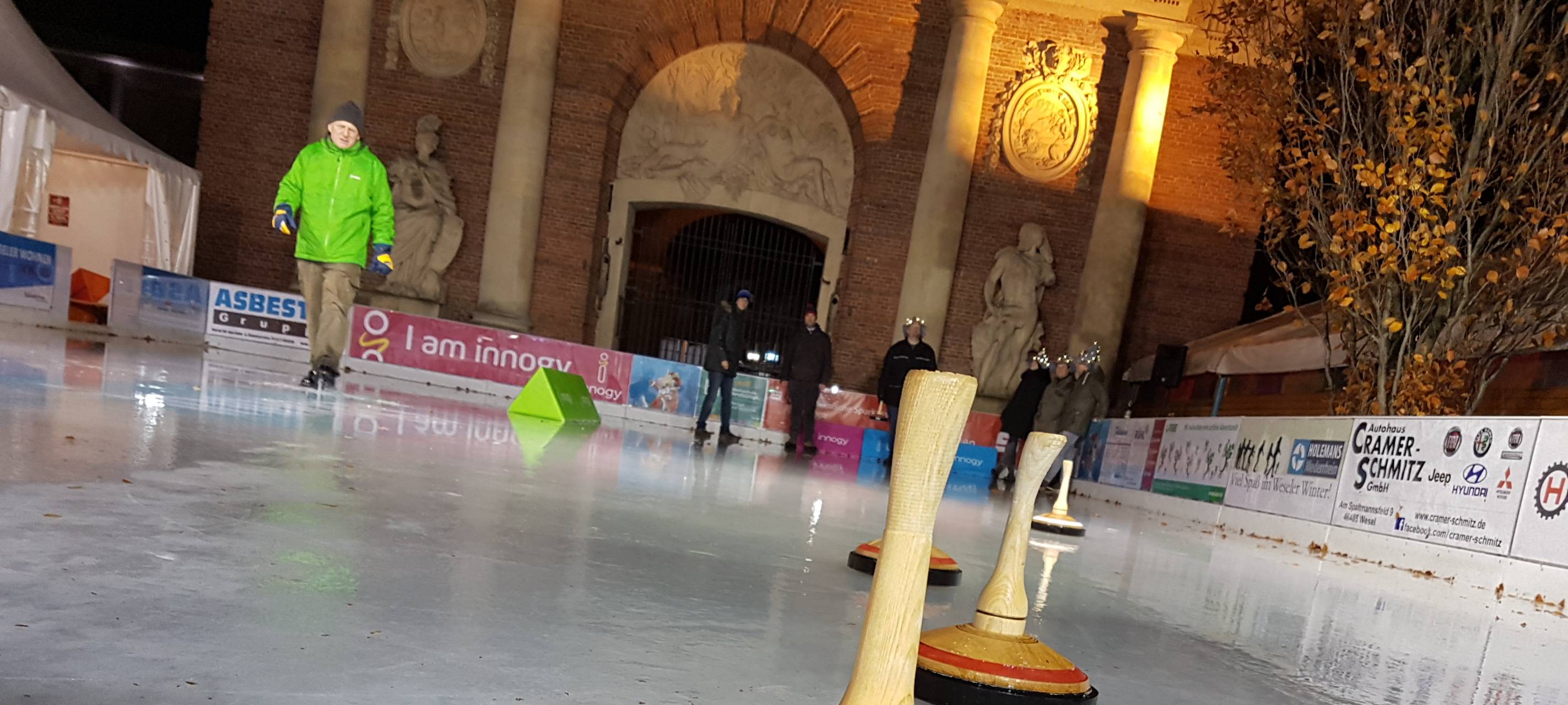 Eisfläche am Berliner Tor bleibt Zentrum des Weseler Winters