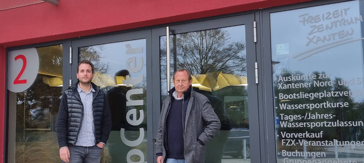 Der "Lotse" Wilfried Meyer geht von Bord des FZX