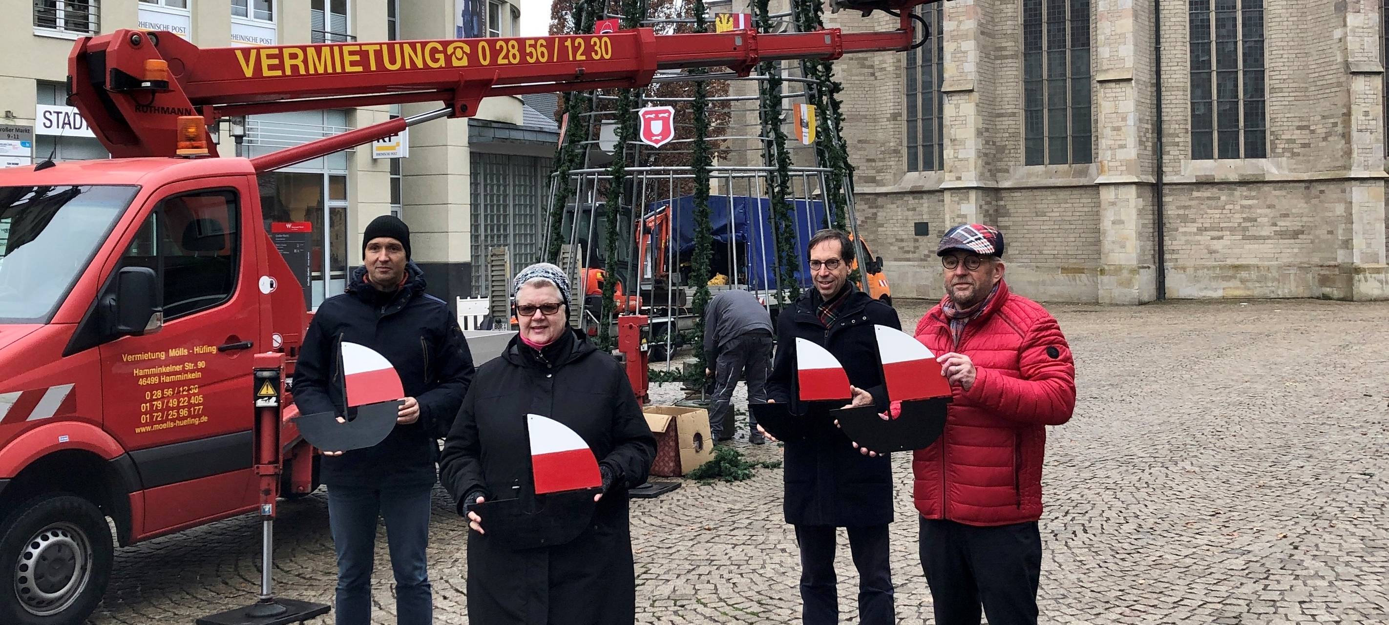 Der Lichterbaum auf dem Großen Markt in Wesel steht wieder