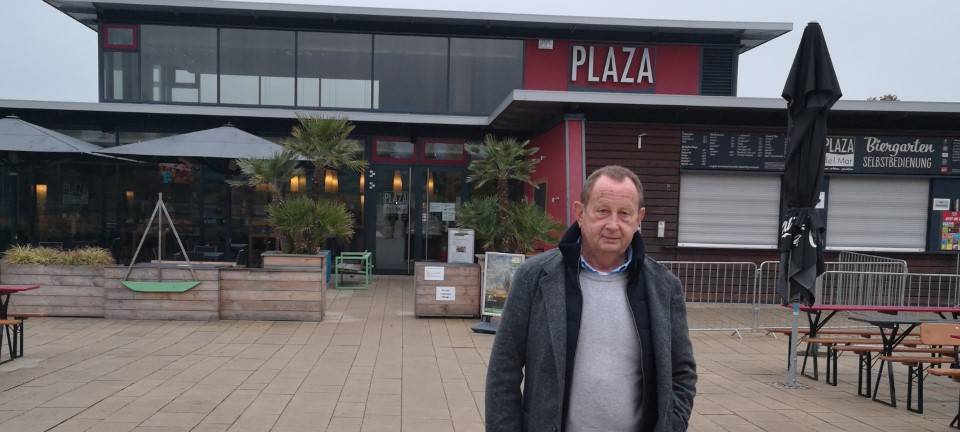 Der "Lotse" Wilfried Meyer geht von Bord des FZX