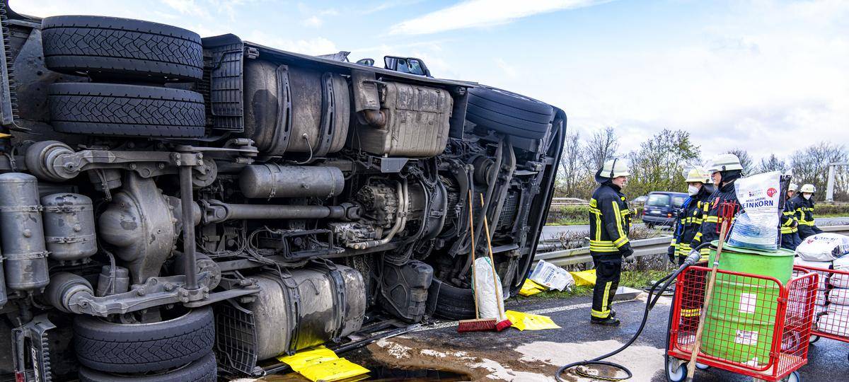 LKW mit Bierflaschen kippt auf A57 bei Kamp-Lintfort um