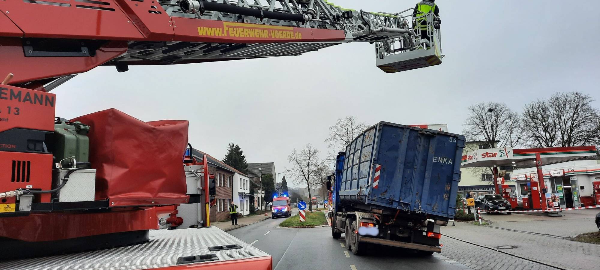 Kurisoser Feuerwehreinsatz in Möllen - Lkw drohte umzukippen