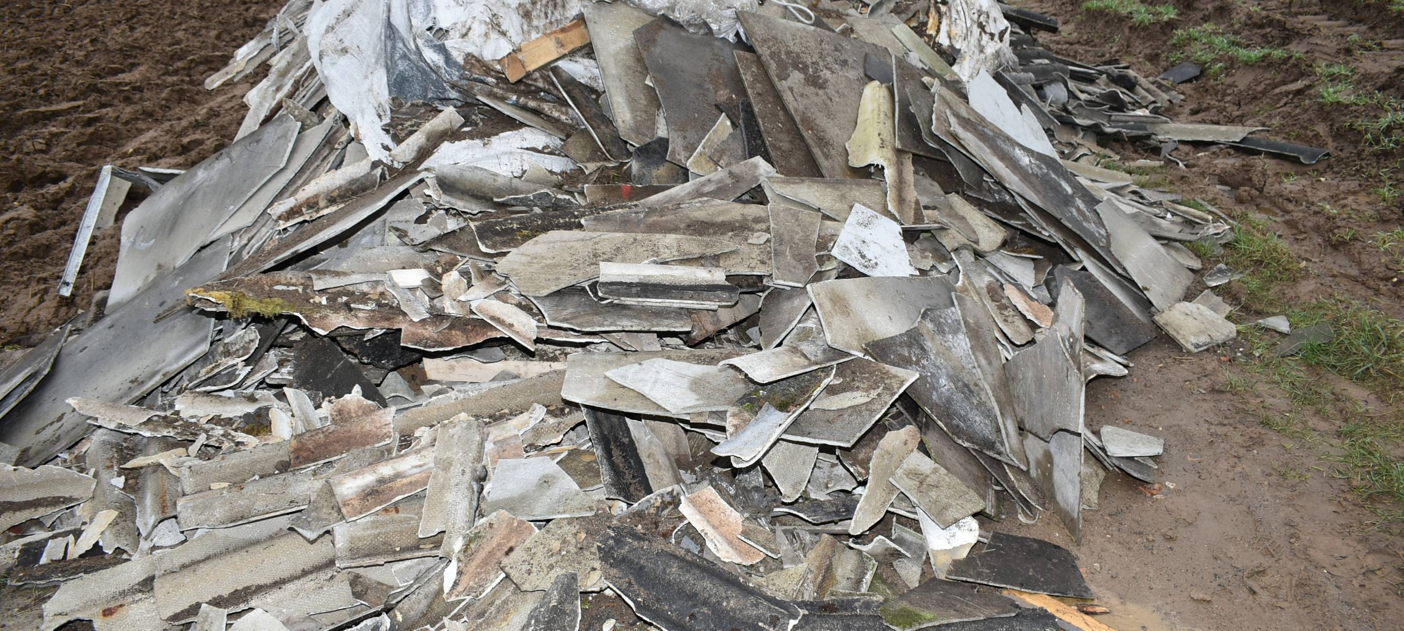 Schutthaufen mit Asbestplatten verärgert Anwohner in Xanten