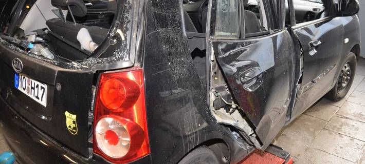 Nicht zugelassene Böller? Explosion in Moerser Auto