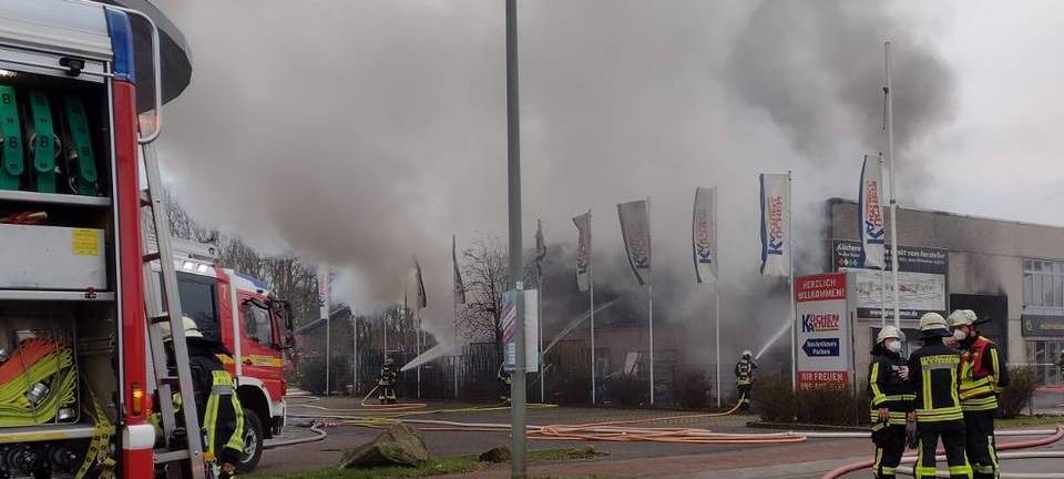 Lagerhalle in Krefeld-Oppum brennt - Feuerwehr im Großeinsatz