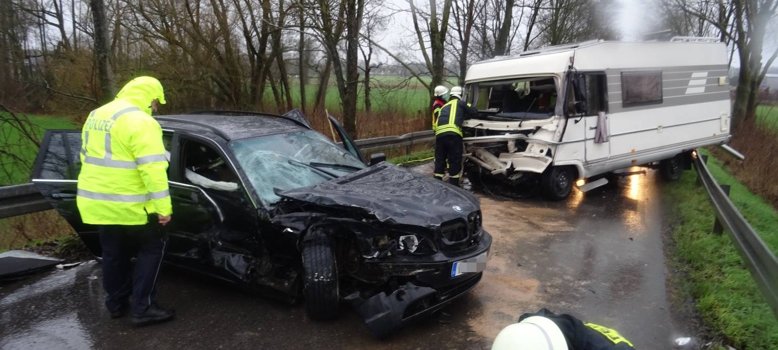 Auto kommt in Gegenverkehr: Drei Schwerverletzte nach Unfall in Sonsbeck