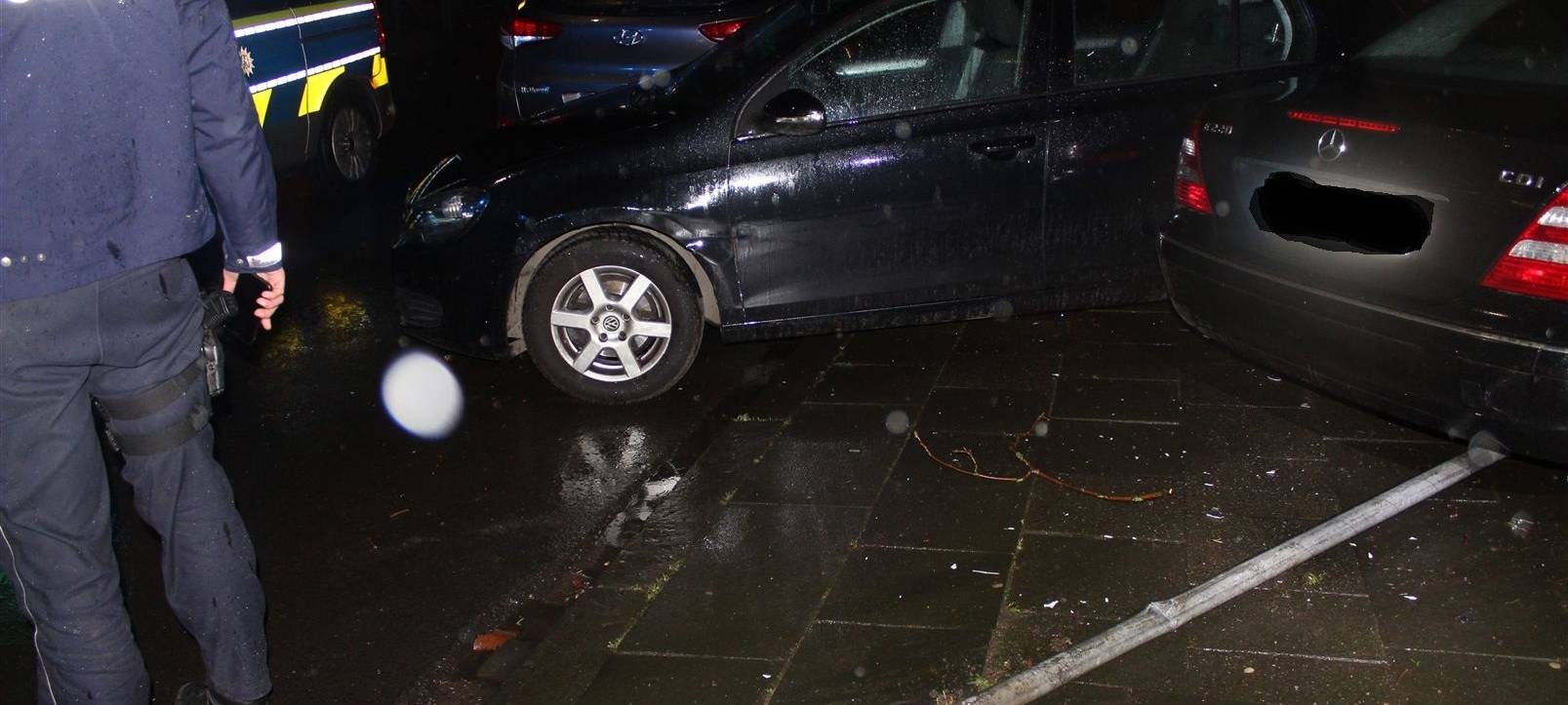 Autofahrer ohne Licht unterwegs - Flucht endet in Unfall