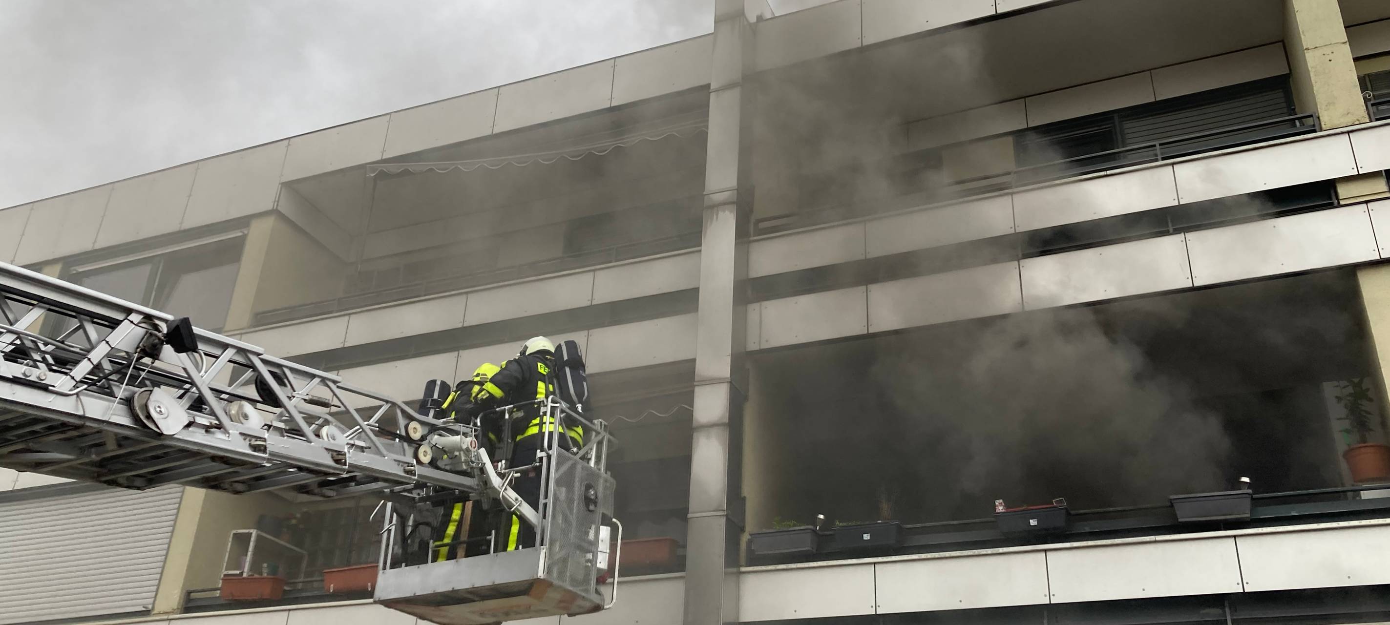 Feuerwehr löscht Brand in Kamp-Lintforter Mehrfamilienhaus