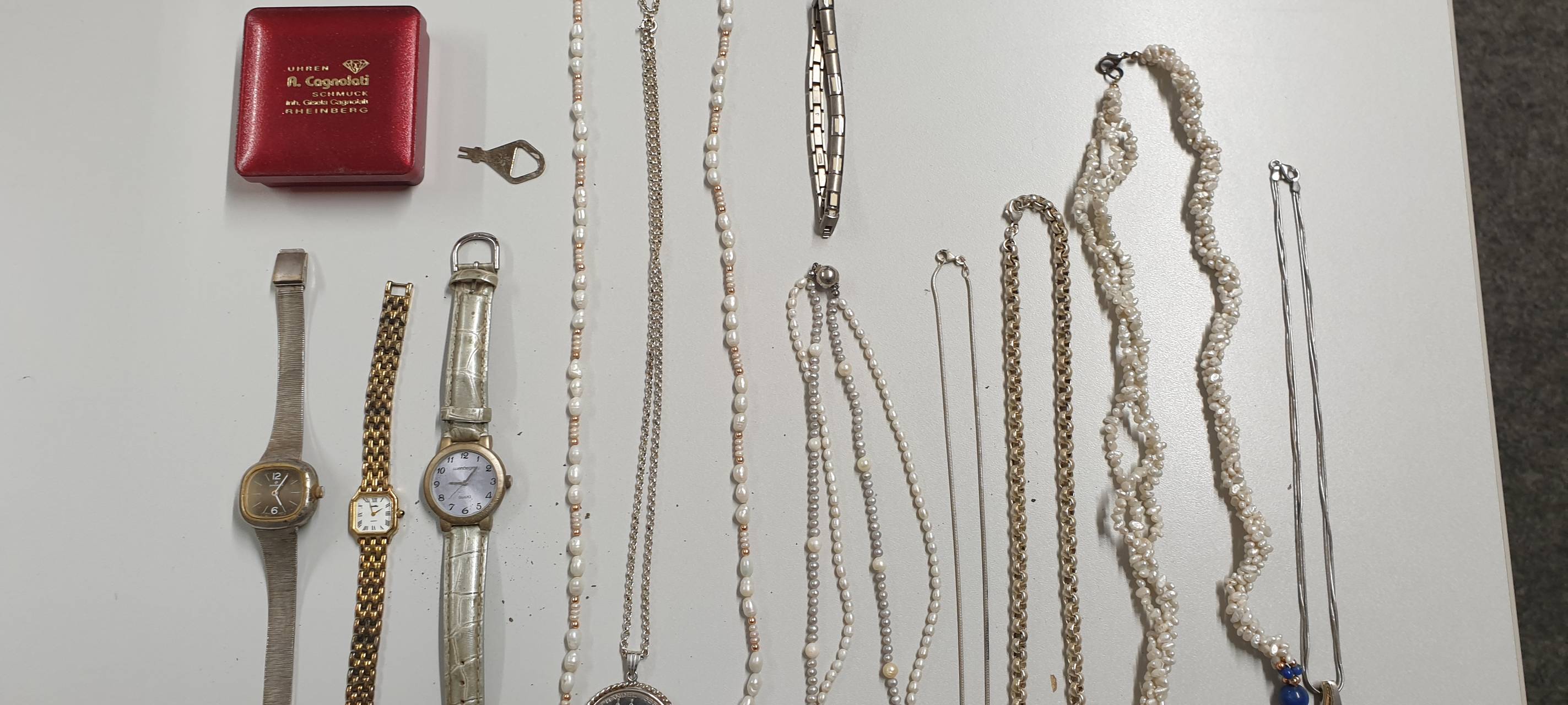 Frau findet Schmuck in einem Bach in Issum