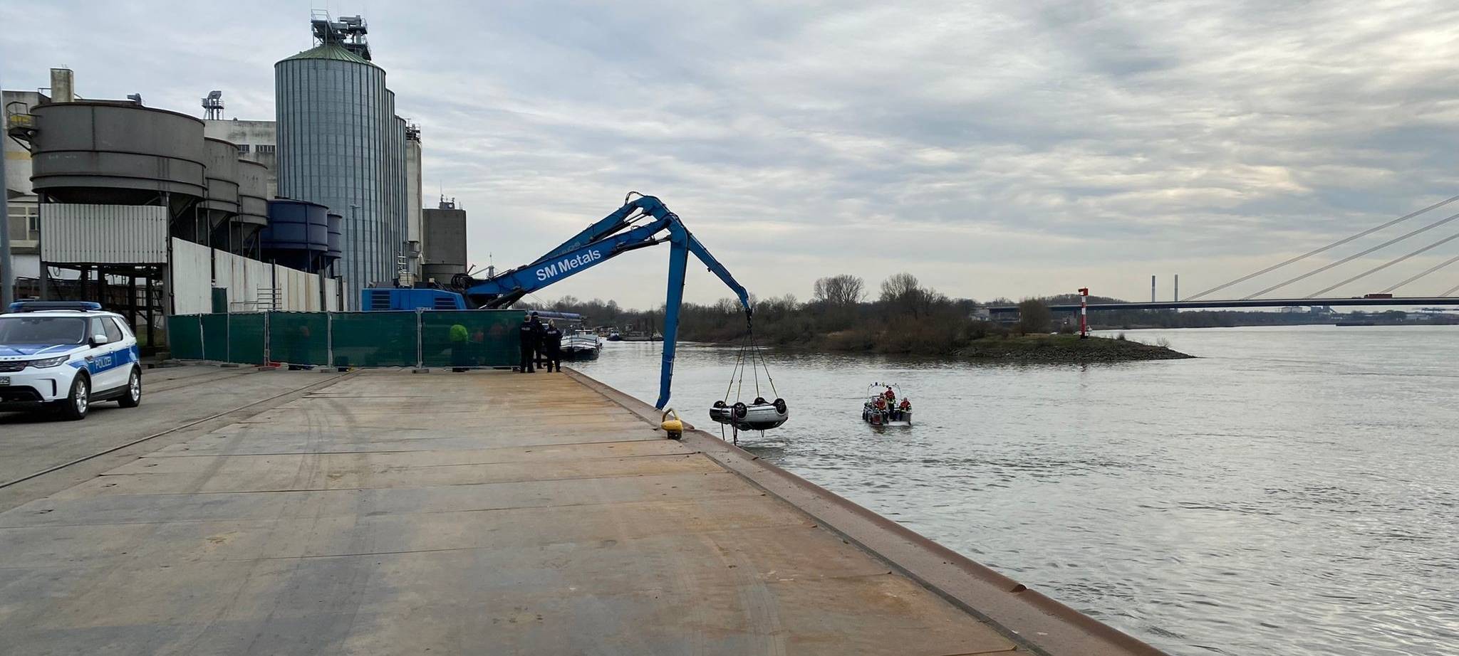 Tote nach Autofahrt in den Rhein bei Wesel identifiziert